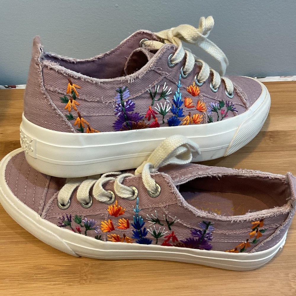 Blowfish Malibu ~Embroidered purple sneakers!  Size 8 m-Excellent condition